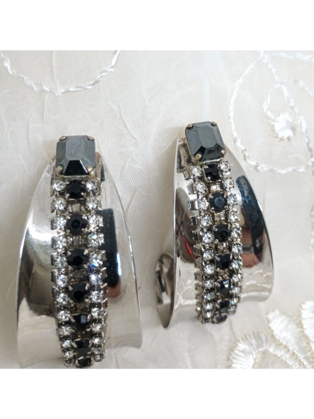 Vintage Clip-On Earrings With Black & Clear Rhinestones 1950s or 1960s GLAM - Picture 8 of 10